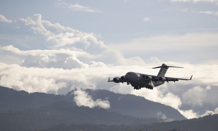 2021 年 11 月 30 日，澳大利亚皇家空军 C-17 Globemaster 飞机准备降落在所罗门群岛瓜达尔卡纳尔岛霍尼亚拉的霍尼亚拉国际机场。（CPL Brandon Grey/澳大利亚国防部，来自 Getty Images）