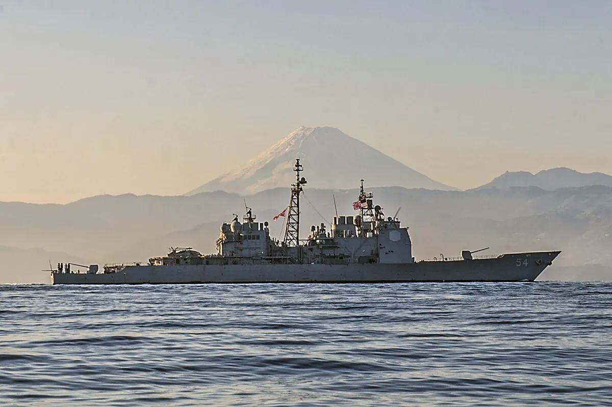 Ticonderoga-class guided-missile cruiser USS Antietam (CG 54) is underway off the coast of Japan near Mt. Fuji on Nov. 22, 2014. (Mass Communication Specialist Seaman David Flewellyn/U.S. Navy via AP)
