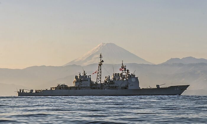 Ticonderoga-class guided-missile cruiser USS Antietam (CG 54) is underway off the coast of Japan near Mt. Fuji on Nov. 22, 2014. (Mass Communication Specialist Seaman David Flewellyn/U.S. Navy via AP)