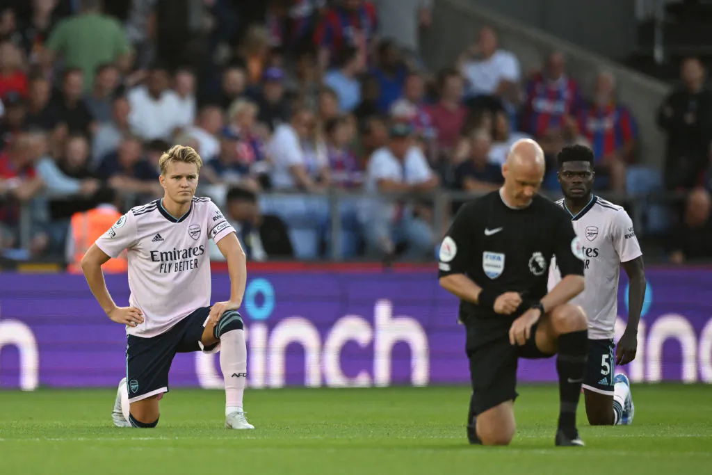 Players and referee take the knee in support of the Premier League's No Room For Racism campaign ahead of the English Premier League football match between Crystal Palace and Arsenal at Selhurst Park in south London on August 5, 2022. (Photo by JUSTIN TALLIS/AFP via Getty Images)