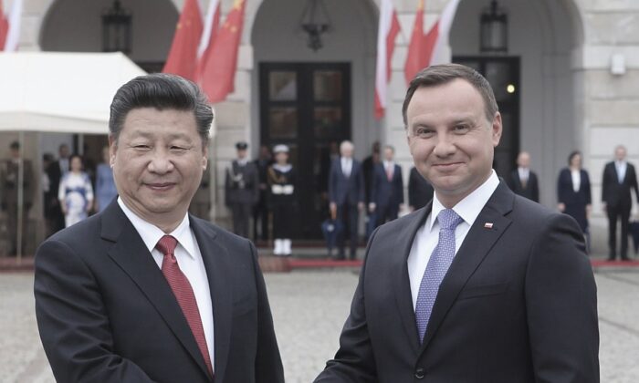 Chinese leader Xi Jinping and Polish President Andrzej Duda shake hands during the welcoming ceremony in Warsaw, Poland, on June 20, 2016. (Czarek Sokolowski/AP Photo)