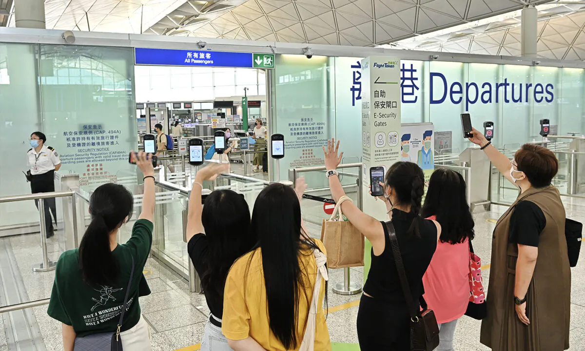 Farewell to relatives and friends leaving Hong Kong on Aug. 26, 2022, at the Hong Kong airport. (Sung Pi-Lung/The Epoch Times)