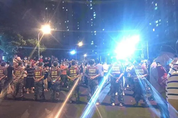 Protests Break Out in Chongqing After Residents Learn COVID-19 Testing Staff Were Infected