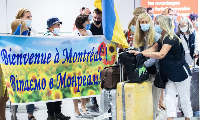 逃离乌克兰正在进行的战争的乌克兰国民于 2022 年 5 月 29 日抵达蒙特利尔的特鲁多机场。（加拿大媒体/格雷厄姆休斯）