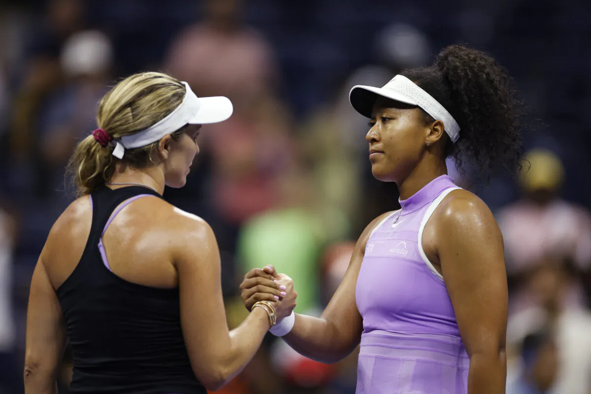 Danielle Collins (L) of the United States shakes hands with Naomi Osaka (R) of Japan after defeating her in their Women's Singles First Round match on Day Two of the 2022 US Open at USTA Billie Jean King National Tennis Center in New York City, August 30, 2022. (Sarah Stier/Getty Images)
