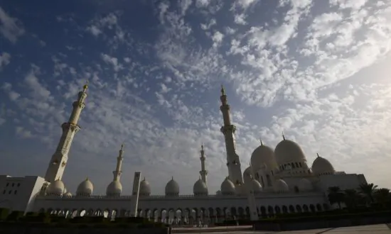 Small Plane Crashes in Abu Dhabi, Injuring Pilot