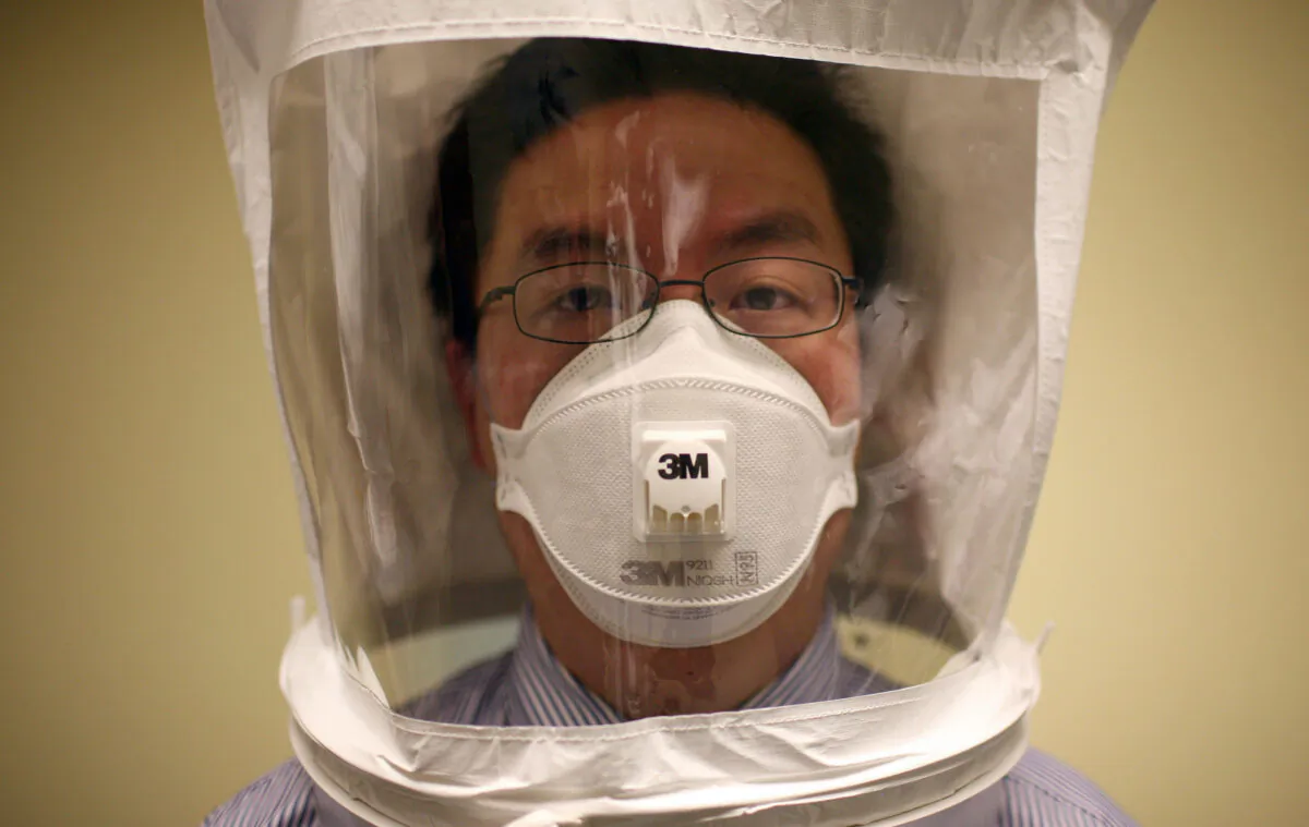 A doctor wears a hood and N95 respiratory mask in Oakland, Calif., on April 28, 2009. (Justin Sullivan/Getty Images)