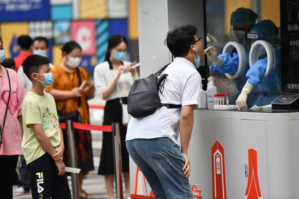 A health worker takes a swab sample from a man to be tested for the COVID-19 coronavirus in Chengdu, in China's southwestern Sichuan province on Sept. 1, 2022. ( -/AFP via Getty Images)