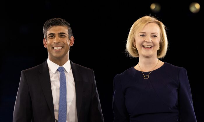 Conservative leadership hopefuls Liz Truss and Rishi Sunak appear together at the end of the final Tory leadership hustings at Wembley Arena, London, on Aug. 31, 2022. (Dan Kitwood/Getty Images)
