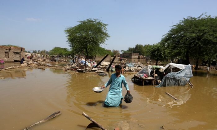 2022 年 9 月 1 日，一名男子在巴基斯坦信德省 Shikarpur 区被淹的家中寻找可挽救的物品。（Fareed Khan/美联社照片）