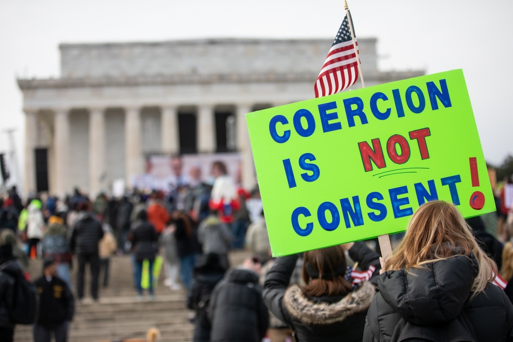 Thousands of people gather at the Lincoln Memorial to protest COVID-19 vaccine mandates on Jan. 23, 2022. (Shutterstock)