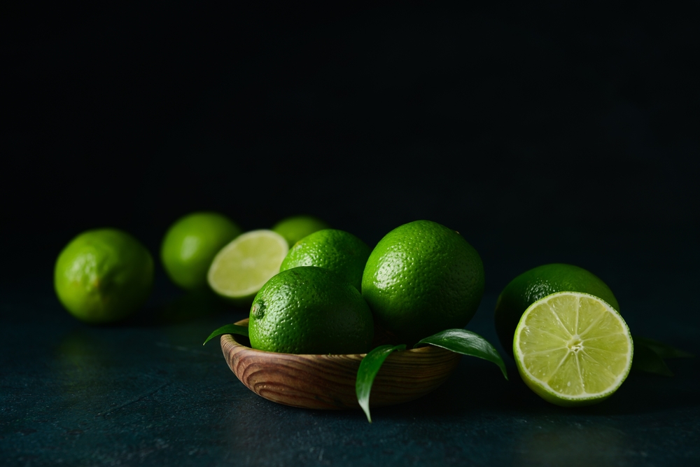 Bowl,Of,Fresh,Limes,On,Dark,Background