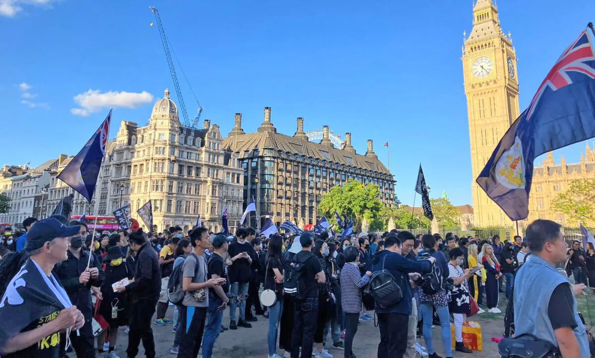Hong Kong people assembled in London's Parliament Square to start a rally on Aug 31, 2022. (Shan Lam/The Epoch Times)