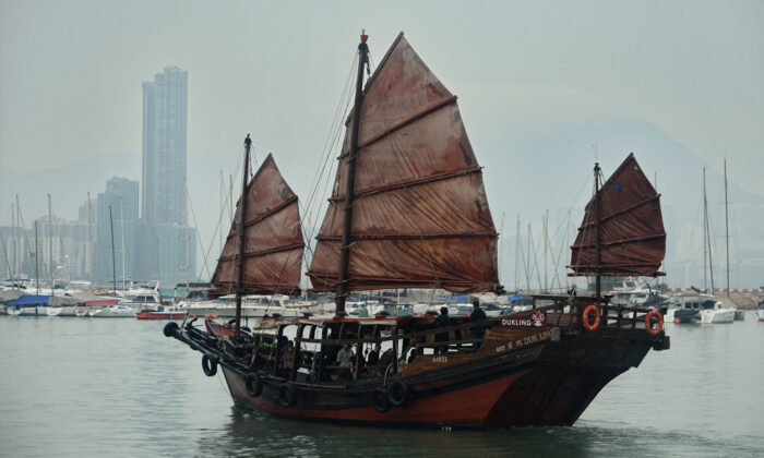 Traditional wooden sailboat sailing in Victoria harbor,Hong Kong on March 14, 2018. (Sung Pi-Lung/The Epoch Times)