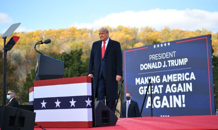 时任美国总统的唐纳德·特朗普于 2020 年 10 月 31 日抵达宾夕法尼亚州纽敦举行的“让美国再次伟大”集会上发表讲话。（Mandel Ngan/AFP via Getty Images）