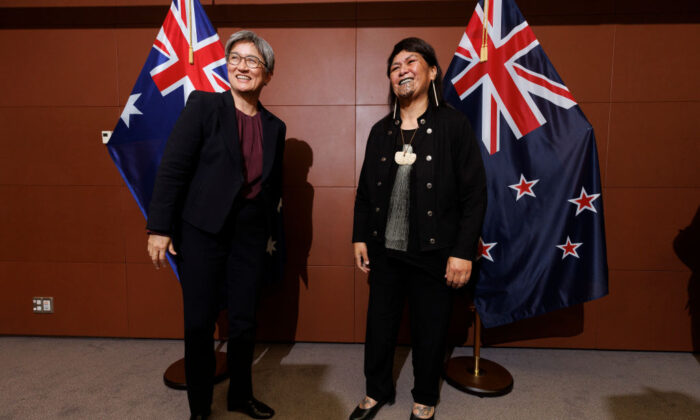 2022 年 6 月 16 日，澳大利亚外交部长 Penny Wong（左）会见新西兰外交部长 Nanaia Mahuta，在新西兰惠灵顿举行双边会谈。（Robert Kitchin - Pool/Getty Images）