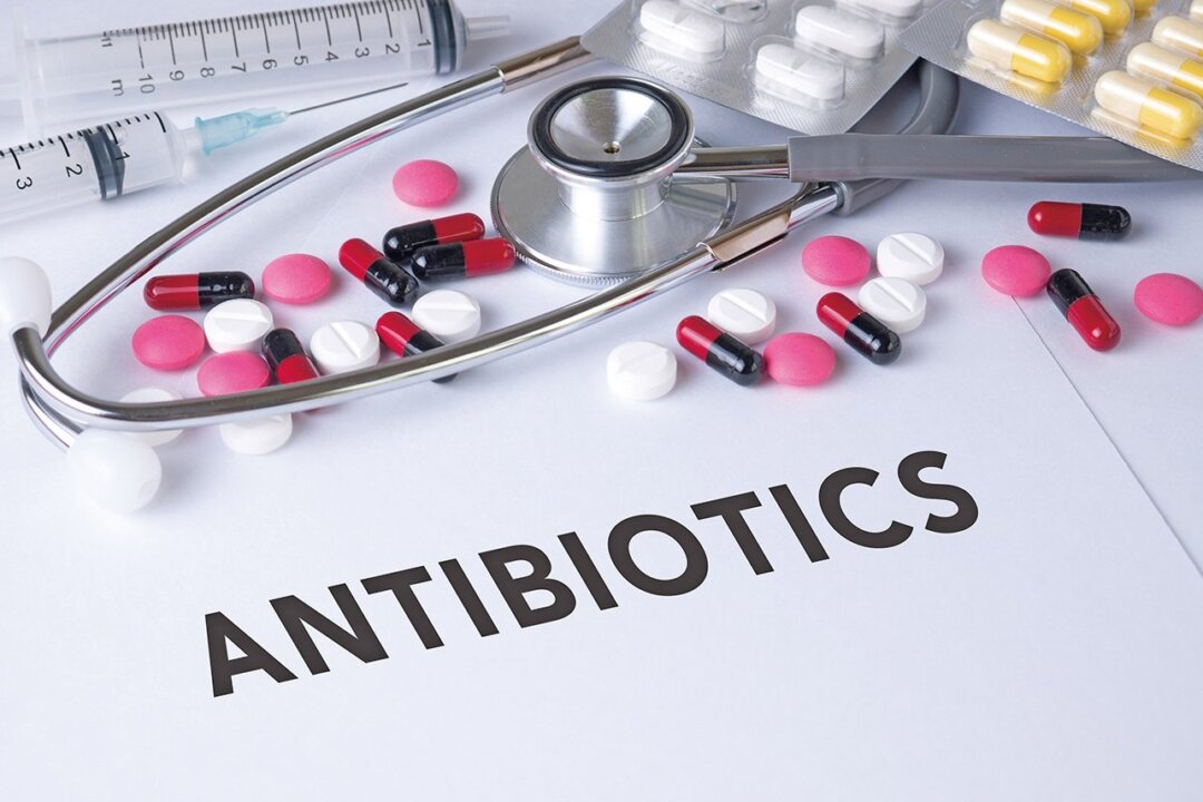Prolonged antibiotic use has long been associated with side effects that include gut imbalance, oxidative stress, and antibiotic resistance. Now, researchers have added cognitive decline to the list.(Creative Commons)