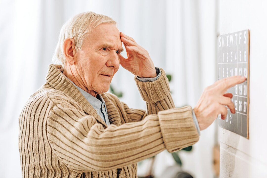 Symptoms of "very early dementia" include forgetfulness, losing their temper because of this, not recognizing there is a problem, and at the same time being unwilling to seek medical treatment. (Shutterstock)