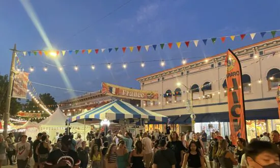 Orange International Street Fair Kicks Off With Large Crowds