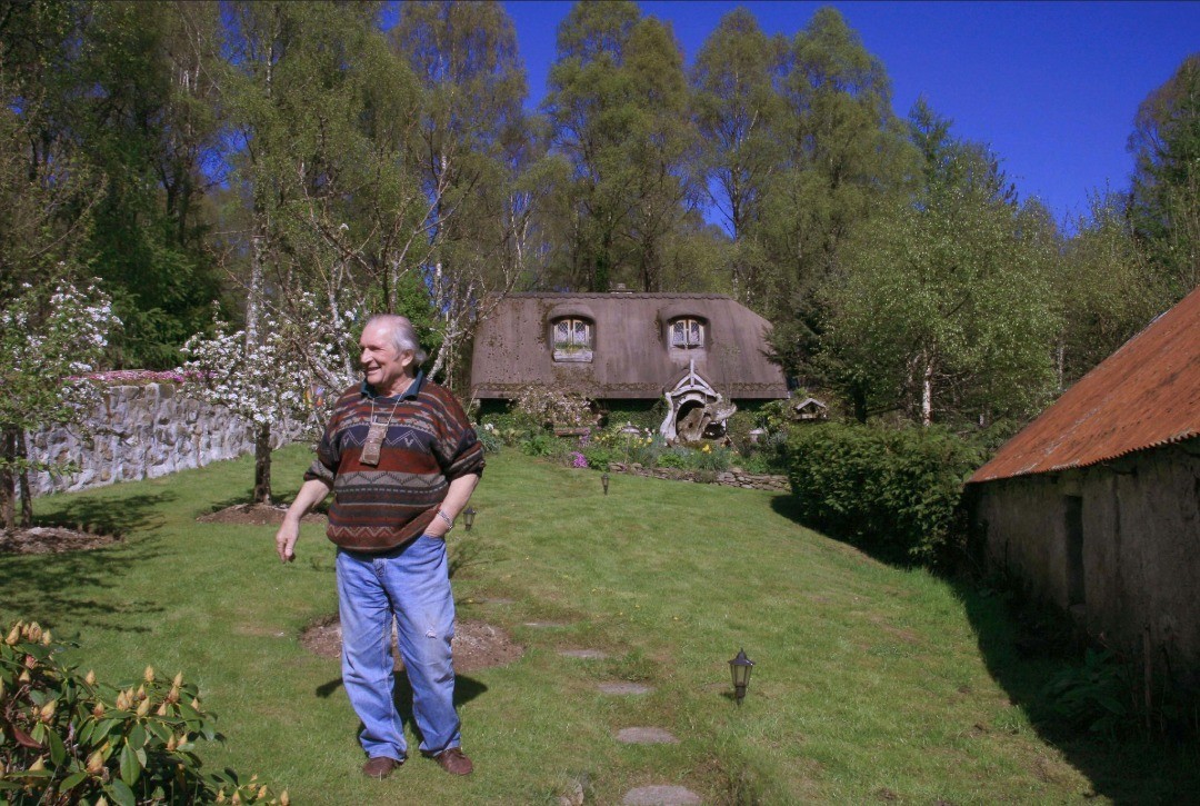 An adorable 'Hobbit House' that I would Love to live in at the drop of a hat. I'm short and don't need much space, the house is just my size and the greenhouse is perfect for me o grow my own food and Thrive in Life. 