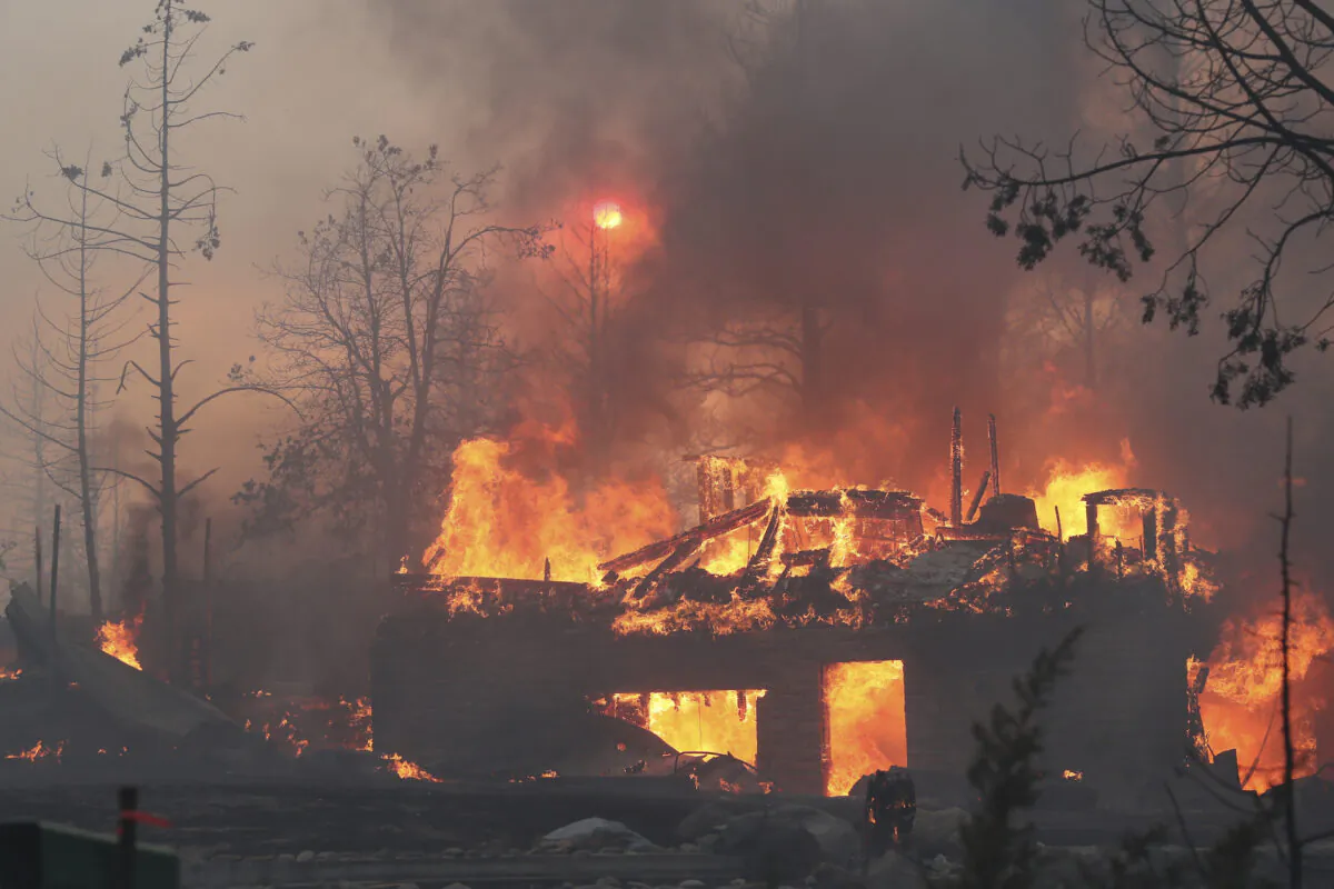 A residence goes up in flames as the Mill Fire causes damage in the Lake Shastina subdivision northwest of Weed, Calif., on Sept. 2, 2022. (Hung T. Vu/The Record Searchlight via AP)