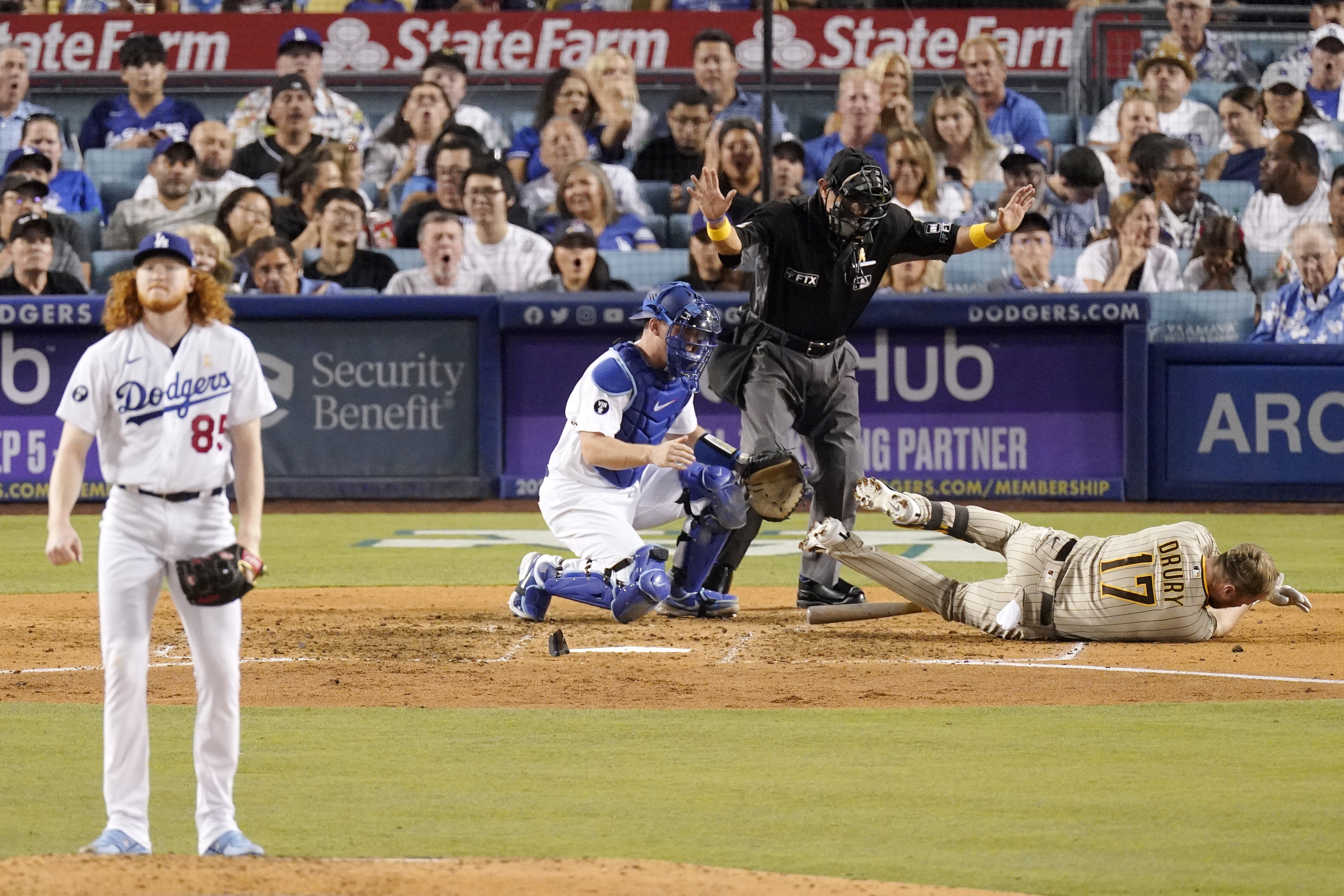 Padres rout Dodgers 7-1, send LA on rare 3-game skid