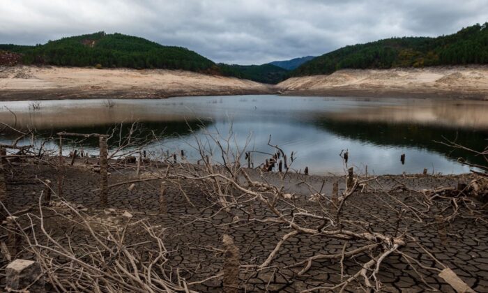 2021 年 11 月 22 日，位于西班牙西北部奥伦塞省洛比奥斯附近的林多索水库水电站的低水位。影响水库的干旱今天仍在继续，就像欧洲其他地方一样。  （米格尔·里奥帕/法新社通过盖蒂图片社）