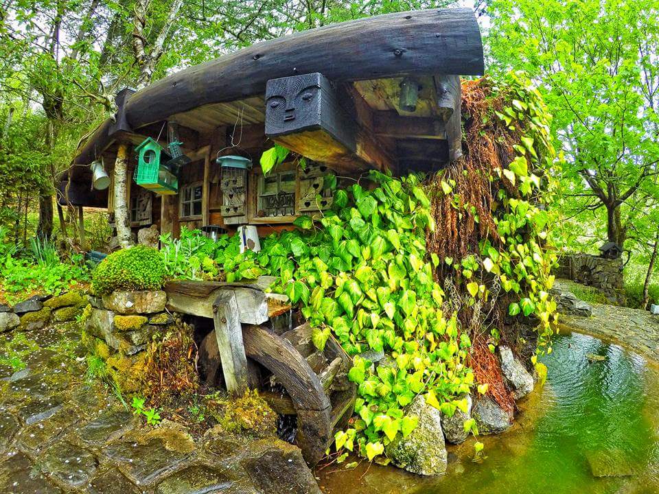 An adorable 'Hobbit House' that I would Love to live in at the drop of a hat. I'm short and don't need much space, the house is just my size and the greenhouse is perfect for me o grow my own food and Thrive in Life. 