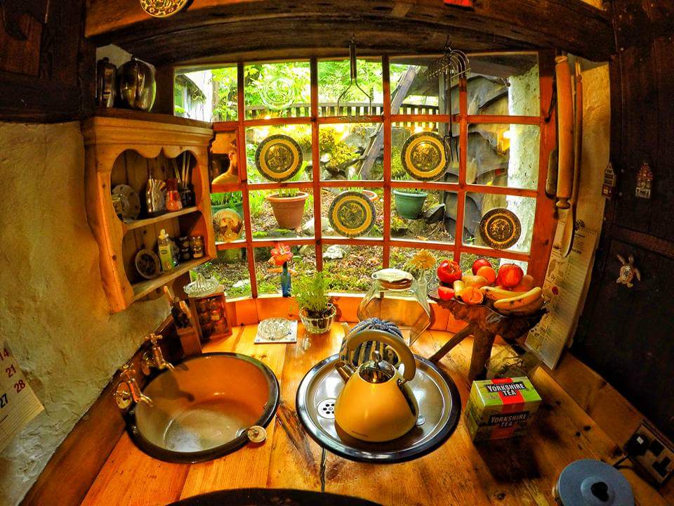 An adorable 'Hobbit House' that I would Love to live in at the drop of a hat. I'm short and don't need much space, the house is just my size and the greenhouse is perfect for me o grow my own food and Thrive in Life. 