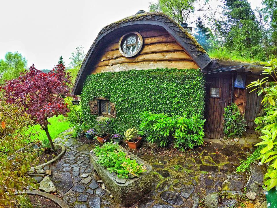 An adorable 'Hobbit House' that I would Love to live in at the drop of a hat. I'm short and don't need much space, the house is just my size and the greenhouse is perfect for me o grow my own food and Thrive in Life. 