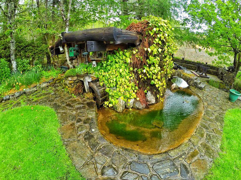 An adorable 'Hobbit House' that I would Love to live in at the drop of a hat. I'm short and don't need much space, the house is just my size and the greenhouse is perfect for me o grow my own food and Thrive in Life. 