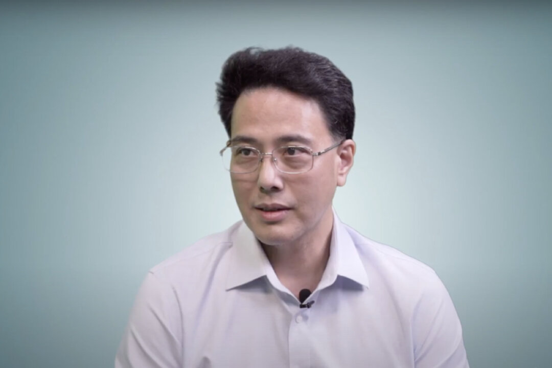 Dr. Lee Kin-yan, former director of the department of traumatology in Queen Elizabeth Hospital and honorary clinical associate professor of the Faculty of Medicine of the University of Hong Kong, introduced in the "Expert Talks Health" program of the Epoch Times. The three-in-one therapy for pelvic fractures pioneered by Queen Elizabeth Hospital reduced the mortality rate of the injured from 60 percent down to about 12 percent. (Adrian Yu/The Epoch Times)