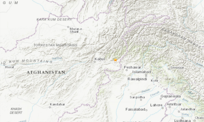 一张地图显示了 2022 年 9 月 5 日在阿富汗东部城市贾拉拉巴德附近发生的 5.3 级地震的位置。（USGS/截图）