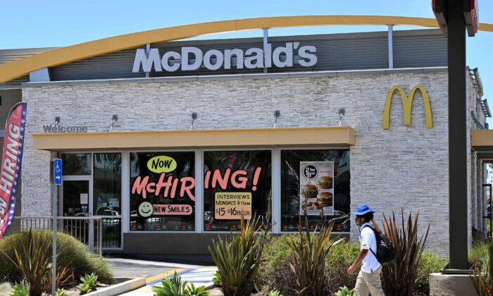 2022 年 7 月 8 日，一名男子走过加利福尼亚州加登格罗夫麦当劳餐厅的“招聘”标志。（Robyn Beck/法新社来自 Getty Images）