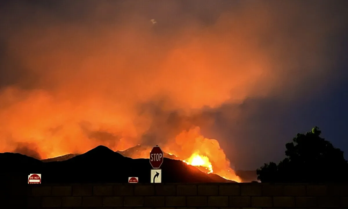 The fast-moving Fairview Fire burns 2,000 acres and kills two people in Hemet, Calif., on Sept. 5, 2022. (Jamie Joseph/The Epoch Times)