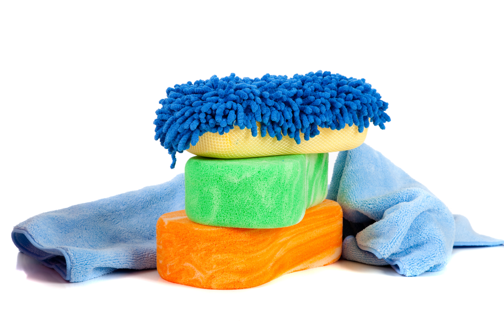 Orange,,Green,And,Blue,Sponges,With,A,Chami,Cloth,On