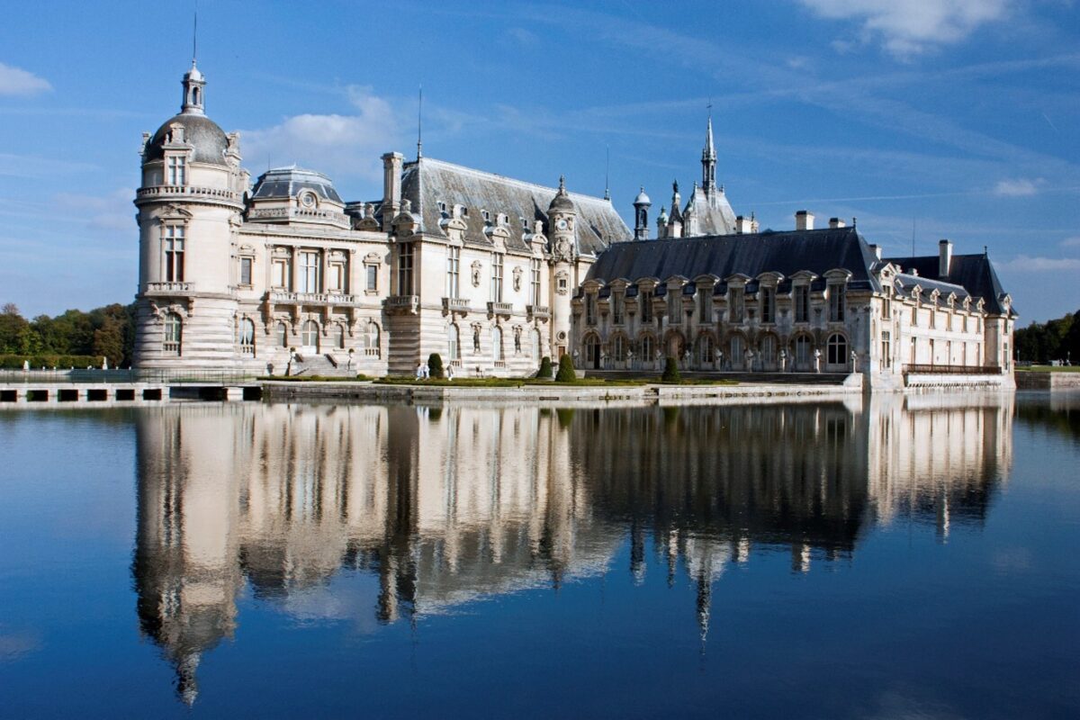 The stunning Château de Chantilly is in the French-Renaissance architectural style, inspired by the Italian Renaissance. The château’s exterior presents typical French Renaissance elements such as a cream-white limestone façade, stripped windows, round and faceted towers, iron crestings and finials (ornamentations attached to the roof), stone balustrades, and a high roof. (Daniel Villafruela/CC BY 3.0)