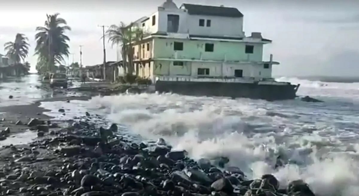 Waves pound the coastline of el Paraiso, Colima state, Mexico, on Sept. 6, 2022, as Hurricane Kay lashes Mexico's Pacific coast. (Vision Costera Colima via Reuters/Screenshot via The Epoch Times)