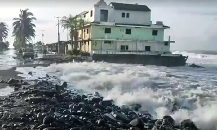 Waves pound the coastline of el Paraiso, Colima state, Mexico, on Sept. 6, 2022, as Hurricane Kay lashes Mexico's Pacific coast. (Vision Costera Colima via Reuters/Screenshot via The Epoch Times)