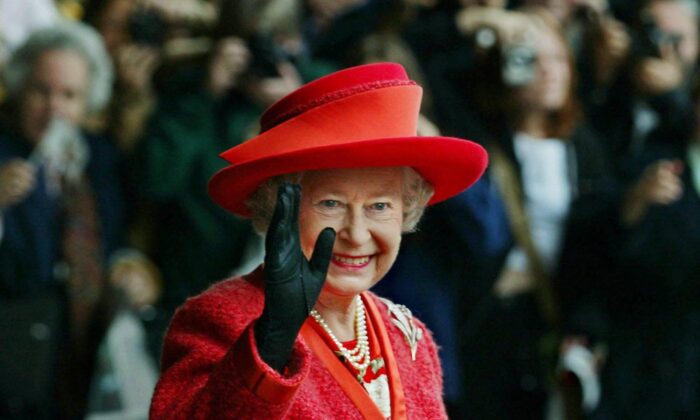 2002 年 10 月 11 日，伊丽莎白二世女王离开多伦多皇家约克酒店时挥手致意。（加拿大媒体/凯文弗雷尔）