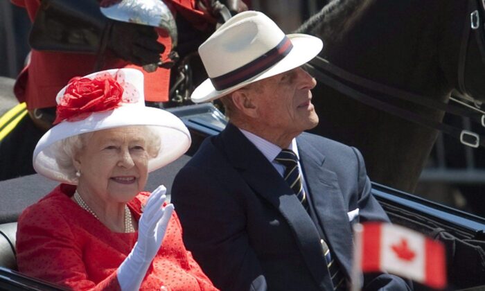 2010 年 7 月 1 日，伊丽莎白女王和爱丁堡公爵抵达渥太华国会山参加加拿大国庆日庆祝活动。（加拿大媒体/Pawel Dwulit）