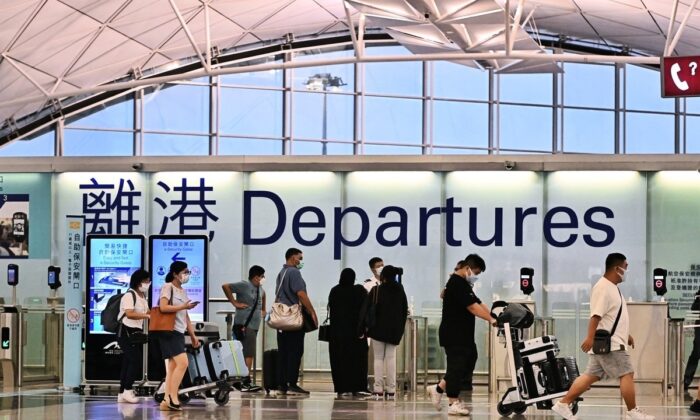 In the second quarter of 2022, the number of claims for MPF funds withdrawal on grounds of permanent departure from Hong Kong is 8,600, an increase of 14.7 percent quarter-on-quarter. (Sung Pi-lung/The Epoch Times)