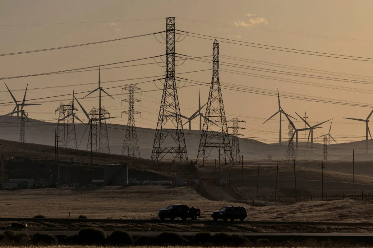 Windmills and power lines in a file photo near Tracy, Calif., on Aug. 17, 2022. (Carlos Barria/Reuters)