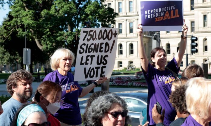 2022 年 9 月 7 日，在兰辛举行的“Restore Roe”集会期间，密歇根州议会大厦外的支持堕胎的活动人士。（Jeff Kowalsky/AFP via Getty Images）