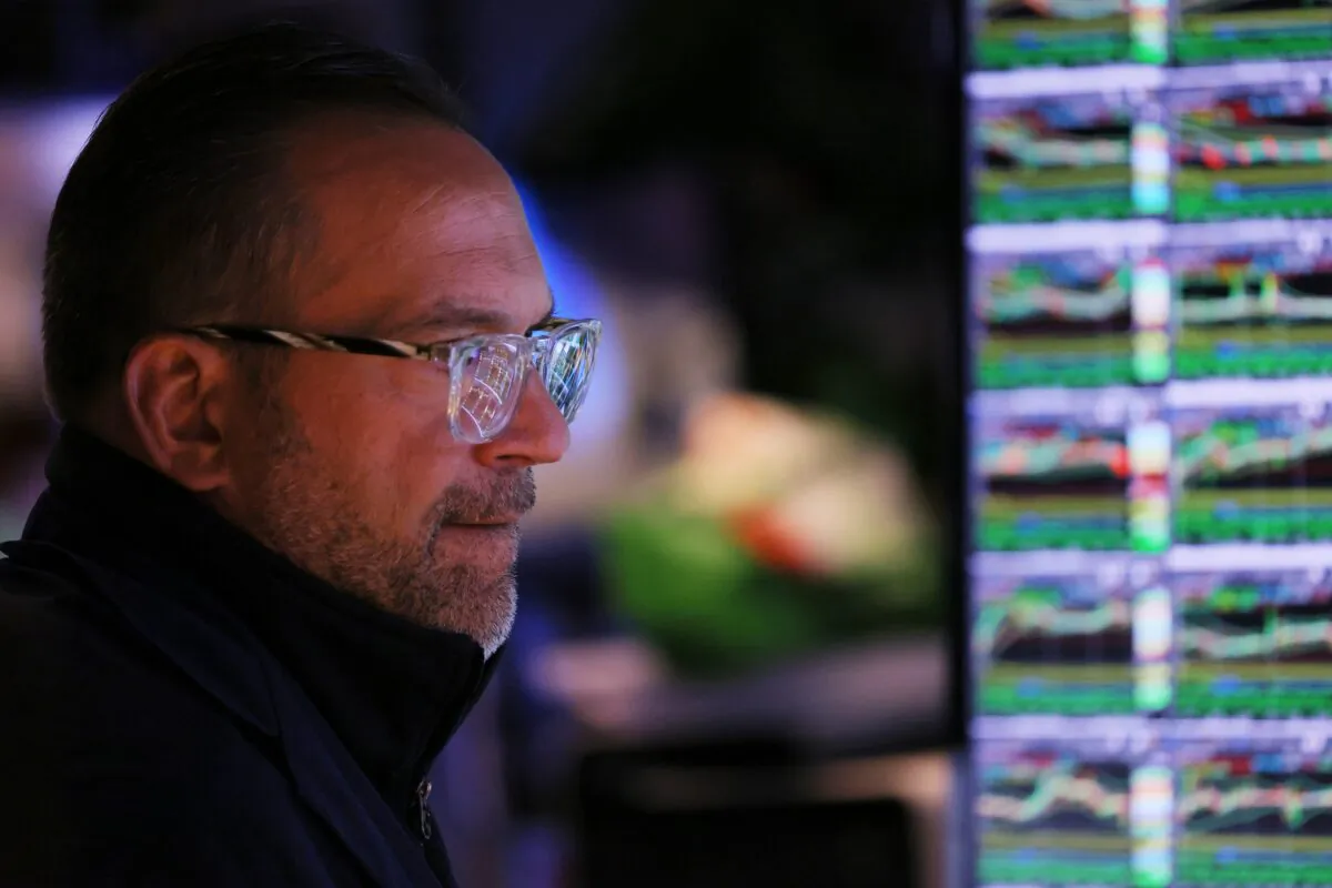 Traders work on the floor of the New York Stock Exchange during morning trading in New York City, on Sept. 6, 2022. (Michael M. Santiago/Getty Images)