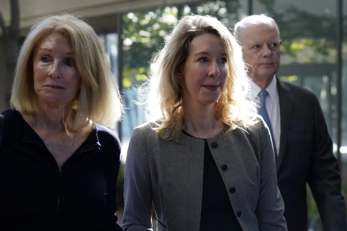 Former Theranos CEO Elizabeth Holmes, middle, and her mother, Noel Holmes, left, arrive at federal court in San Jose, Calif., on Sept. 1, 2022. (Jeff Chiu/AP Photo)
