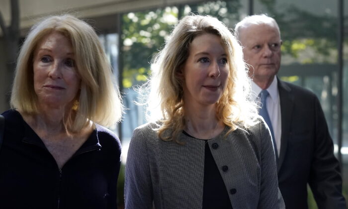 Former Theranos CEO Elizabeth Holmes, middle, and her mother, Noel Holmes, left, arrive at federal court in San Jose, Calif., on Sept. 1, 2022. (Jeff Chiu/AP Photo)