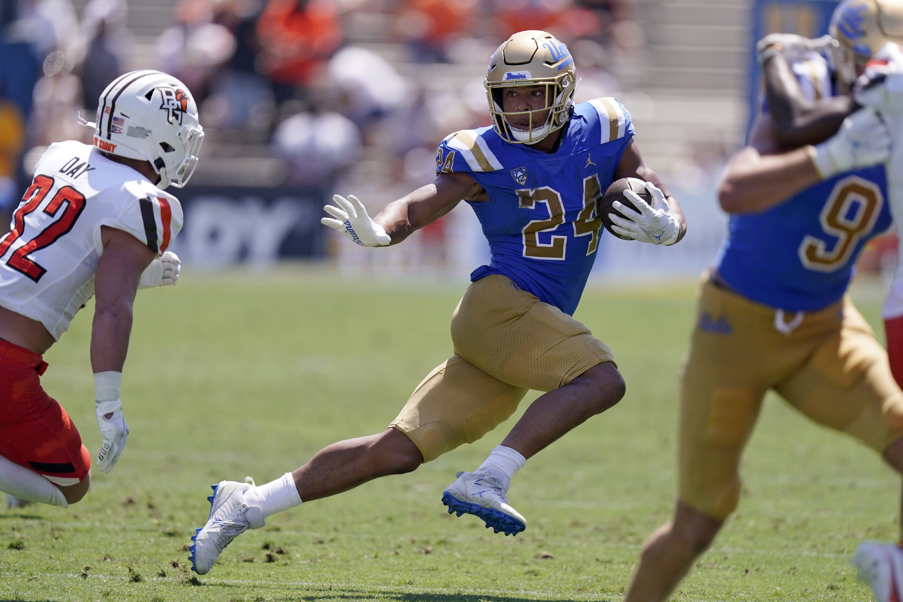 Thompson-Robinson Leads UCLA to 45–17 Win Over Bowling Green - Vimarsana News