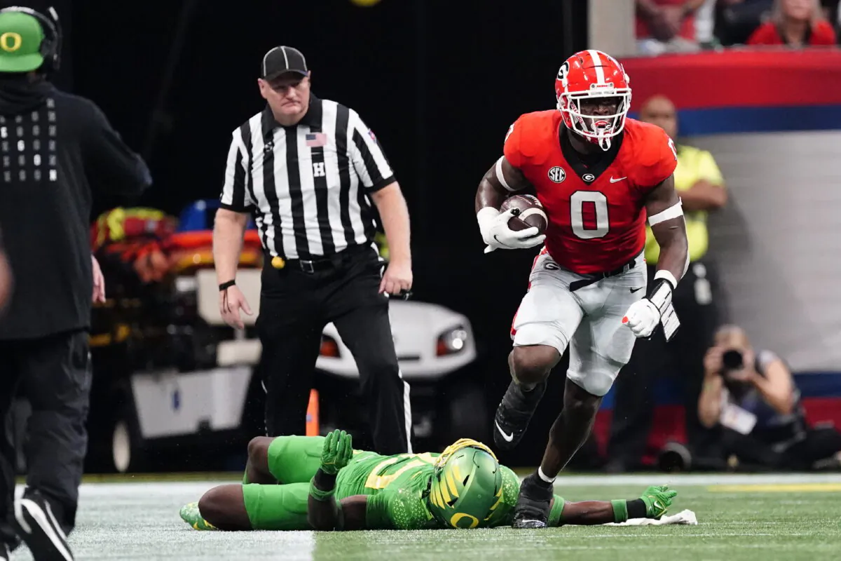 Georgia tight end Darnell Washington (0) runs past Oregon linebacker Jeffrey Bassa, bottom, after a catch in the first half of an NCAA college football game in Atlanta on Sept. 3, 2022. (John Bazemore/AP Photo)