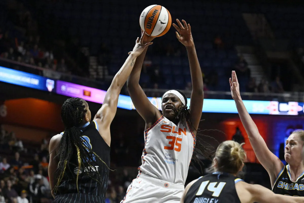 Connecticut Sun forward Jonquel Jones shoots as Chicago Sky forward Candace Parker, left, defends during the second half of Game 4 of a WNBA basketball playoff semifinal in Uncasville, Conn., Sept. 6, 2022. (Jessica Hill/AP Photo)